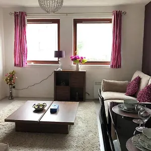 Beautiful Self-catering 2 Bed With Free Parking 10 Minutes To Centre Apartment