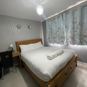 Chic 2 Bed With Free Parking- Recently Redecorated, 10 Minutes To Centre Apartment